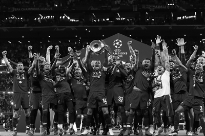 格拉斯纳：带法鹰夺欧联杯冠军永远难忘；格伊是位低调的领袖（格拉斯纳：与法鹰捧起欧联一生难忘；格伊是一位谦逊的领袖）