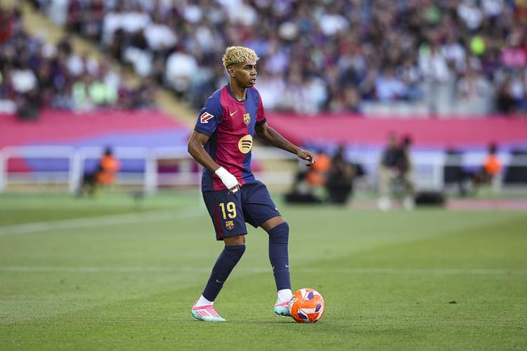 广东男篮101-75胜江苏肯帝亚，18岁小将王洪泽表现亮眼，攻防全面，被视为未来之星。（广东男篮101比75大胜江苏肯帝亚，18岁王洪泽攻防俱佳，获誉未来之星）