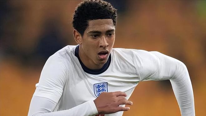 没有技巧全是感情，弗兰克告别演讲深情演唱《月亮代表我的心》（弗兰克告别演讲：不靠技巧，深情献唱《月亮代表我的心）