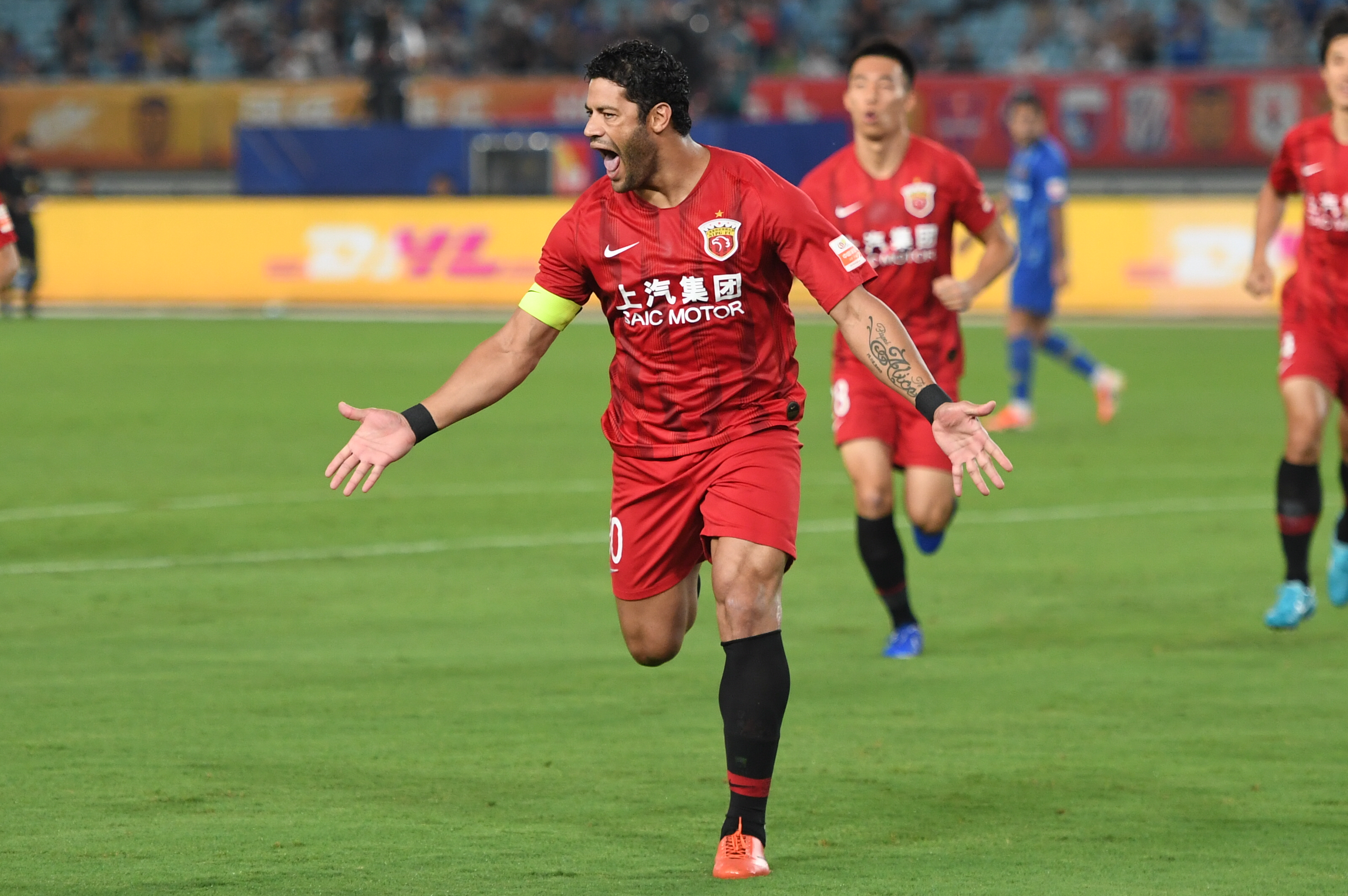 数据占优，拜仁对阿森纳5场不败，14次交手赢下8场（数据优势明显：拜仁近5次对阵阿森纳保持不败，14次交锋斩获8胜）