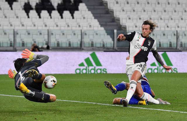 安德里希：边路不施加压力中路不贴防，这相当于邀请拜仁进攻（安德里希：边路缺压迫、中路不贴身，等于向拜仁发出进攻邀请）