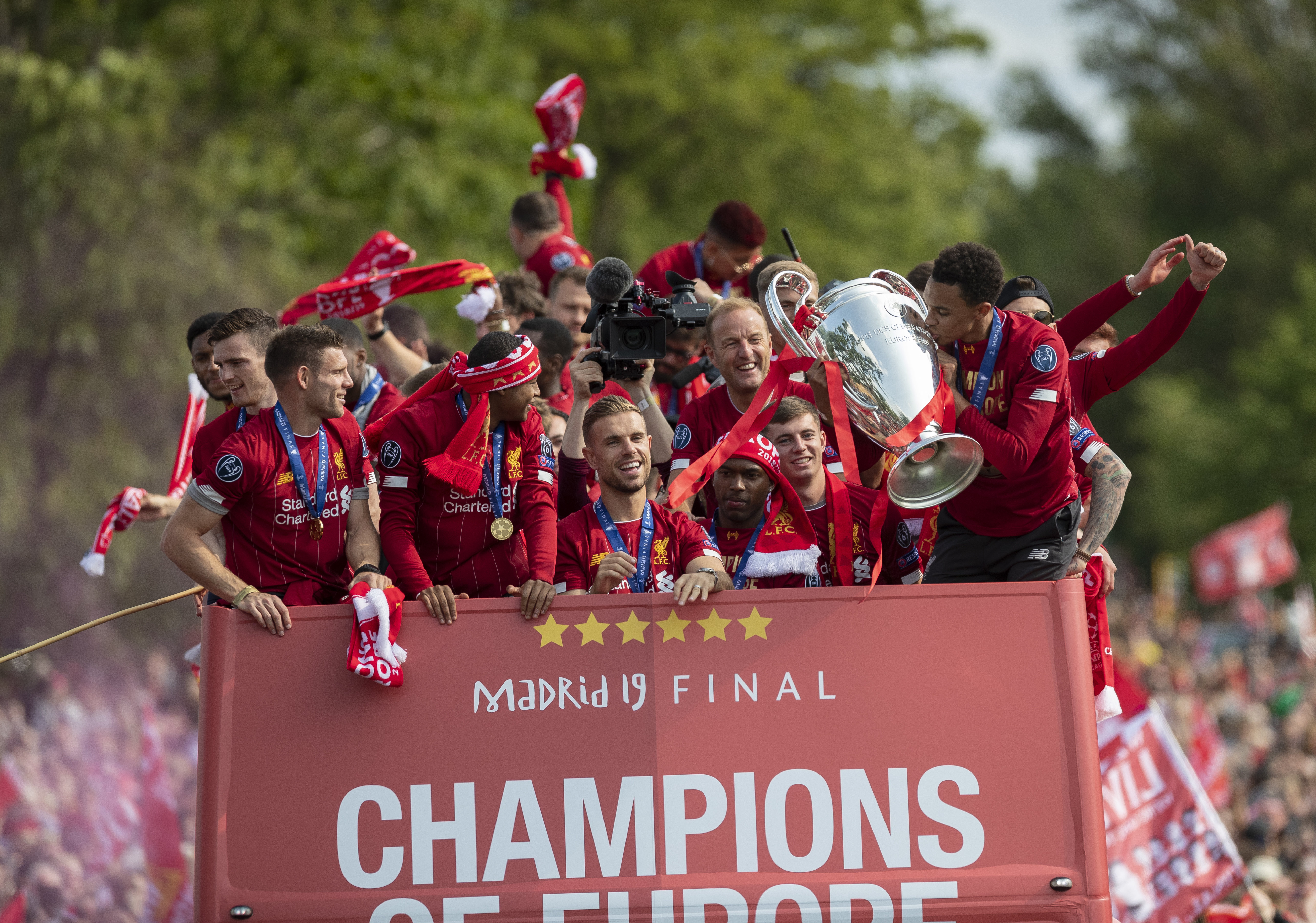 活塞122-117击败步行者，豪取13连胜，追平队史最长连胜纪录。（活塞122-117力克步行者，13连胜追平队史最长纪录）