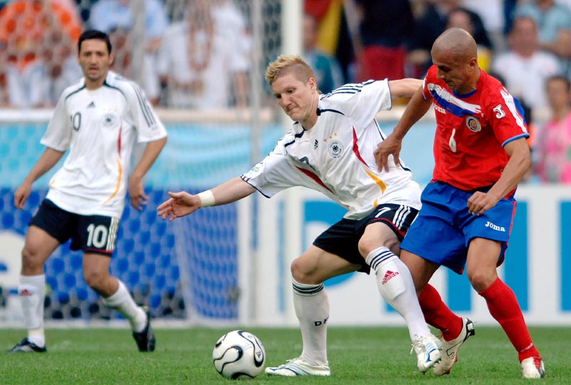 美国演员约翰尼-德普现场观看博卡比赛，并与里克尔梅合影（美国影星约翰尼·德普现身博卡比赛，与里克尔梅合影）