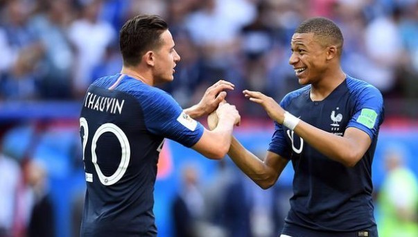 巴黎圣日耳曼多点开花全面压制（巴黎圣日耳曼火力全开，全面掌控比赛）