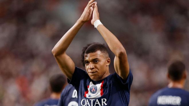 罗马因进攻乏力计划引中锋以提升欧冠竞争力。（进攻乏力，罗马拟引中锋增强欧冠竞争力）