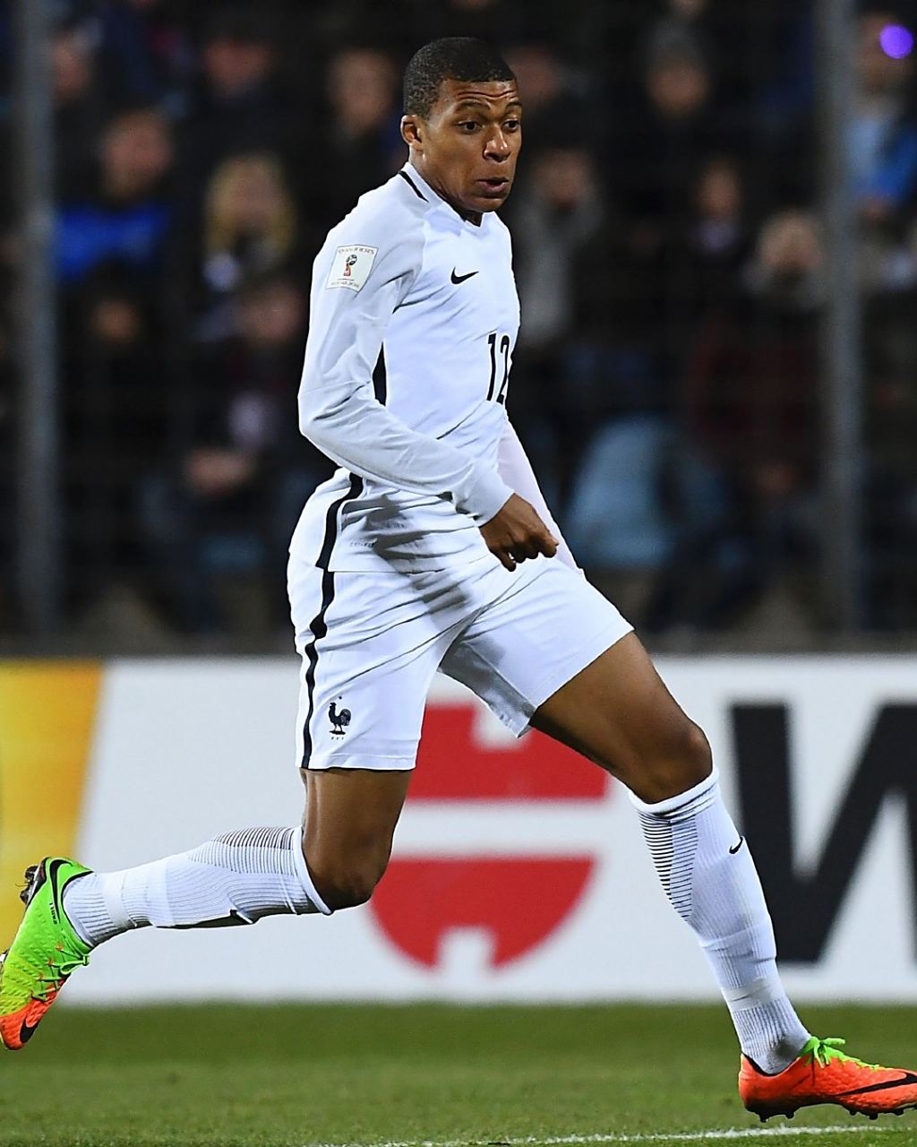 曼联球迷圣诞愿望清单：拿足总杯+欧冠资格，冬窗继续补强（红魔球迷圣诞心愿：冲击足总杯冠军、稳获欧冠席位，冬窗再补强）